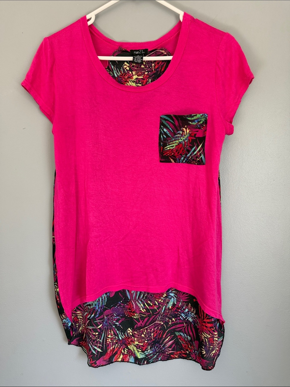 rue21 Hot Neon Pink Tropical Palm High-Low Pocket Resort Summer 
Tee Size Medium